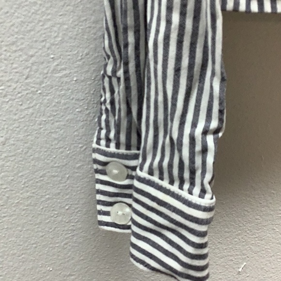 Wild Fable Size Small Monochrome Striped Shirt. Preloved - Picture 4 of 7